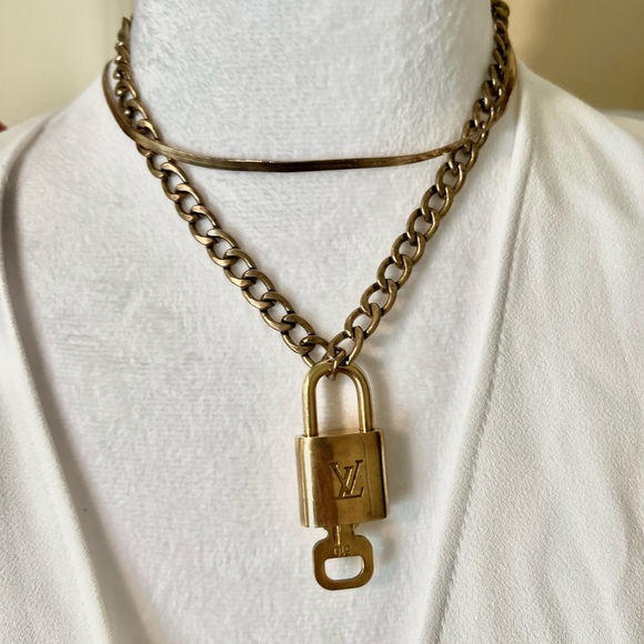 ❤️LOUIS VUITTON LOCK & KEY #310 on NON-LV CHAIN. Longest chain is adjustable. - Picture 3 of 5